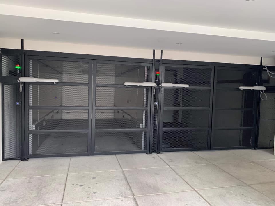Puerta automática con motor Nice instalada en condominio — Narvarte, CDMX