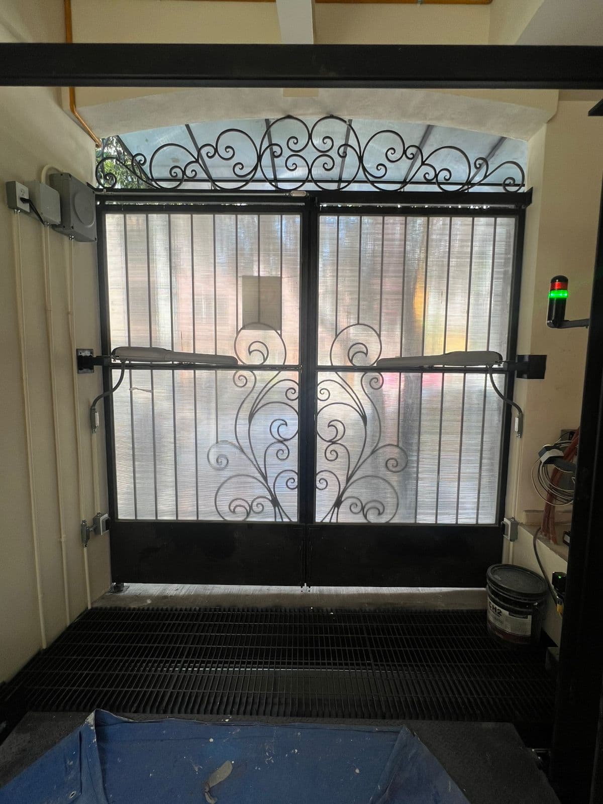 Puerta abatible de herrería automatizada — Del Valle, CDMX