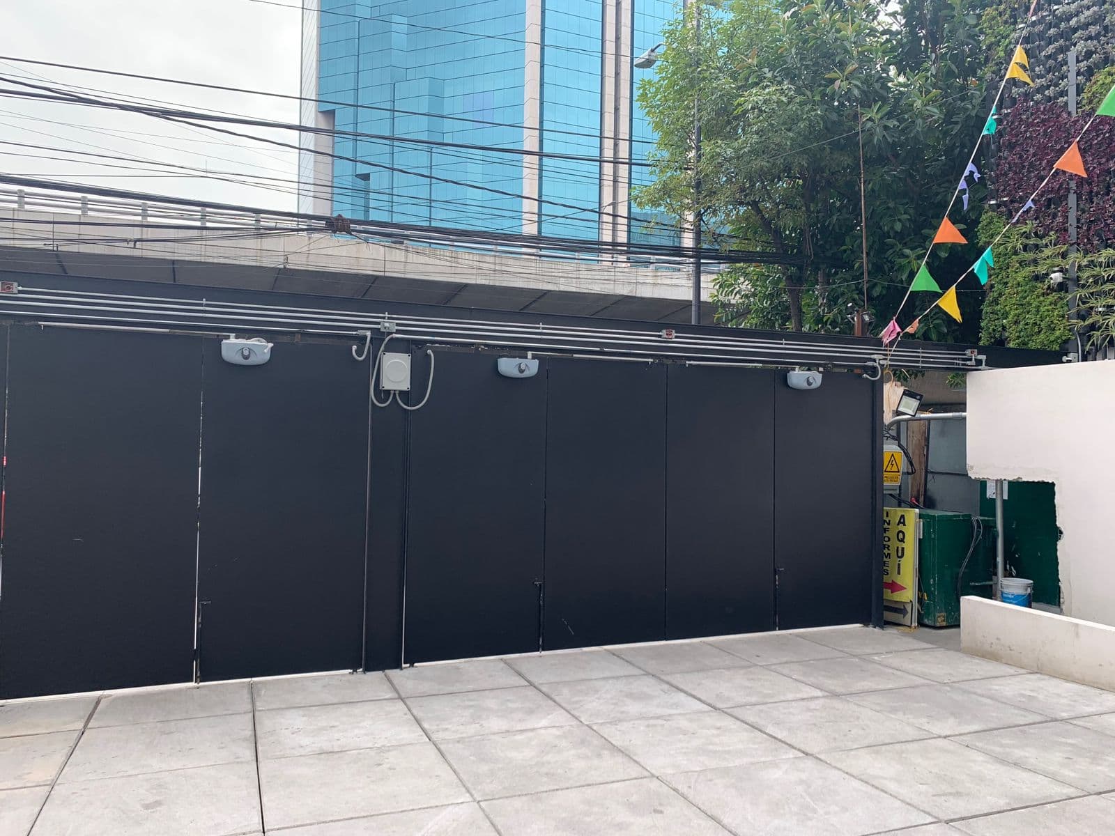 Puerta abatible residencial vista exterior — CDMX