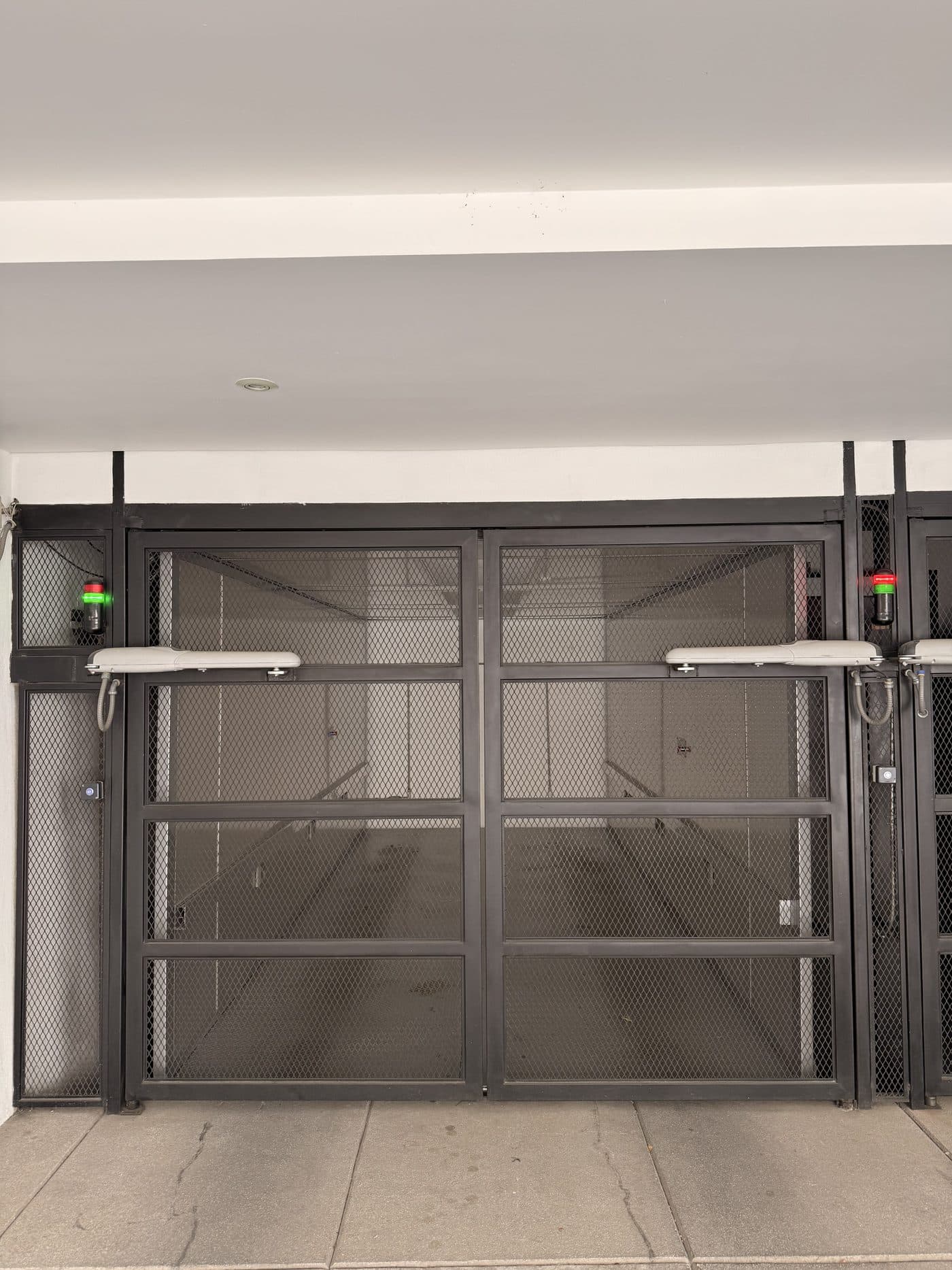 Instalación de puerta automática batiente — Jack Doors CDMX